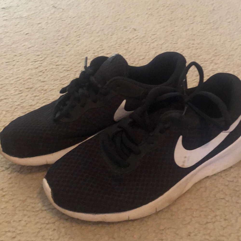 Youth boys black and white roshe Nike